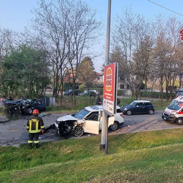 Pauroso frontale sul Sempione a Busto: due feriti e traffico in tilt