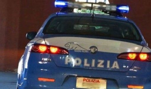 Rubano l'auto a una donna e la danno alle fiamme. La vendetta dell'ex geloso finisce con due denunce