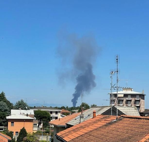 Incendio in una ditta di cosmetici a Rescaldina, soccorsa una persona. «Chiudete le finestre, non recatevi in zona»