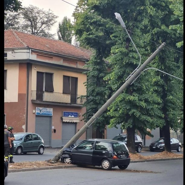 Busto, auto abbatte palo della luce