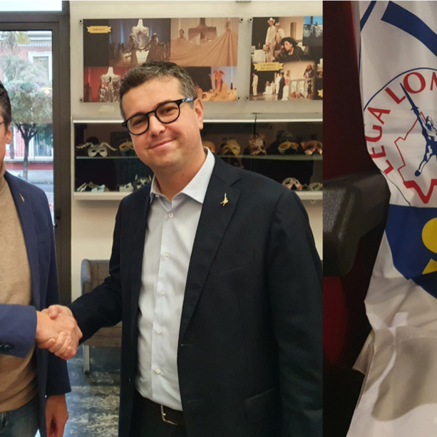 FOTO E VIDEO Congresso della Lega al via. Omaggio a Maroni: striscione e occhiali rossi in prima fila