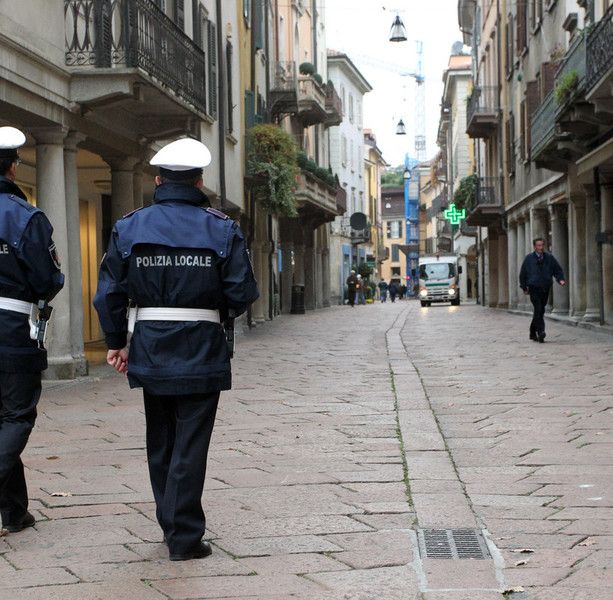 Bambino di 4 anni si perde in centro a Varese, lo ritrova la polizia locale