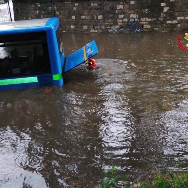 Sottopasso allagato, vigili del fuoco salvano a Busto autista e passeggeri del bus con il gommone