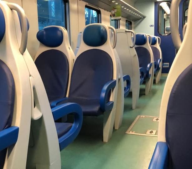 «Dammi il tuo numero». Molesta verbalmente una quindicenne in treno e le lancia il telefono