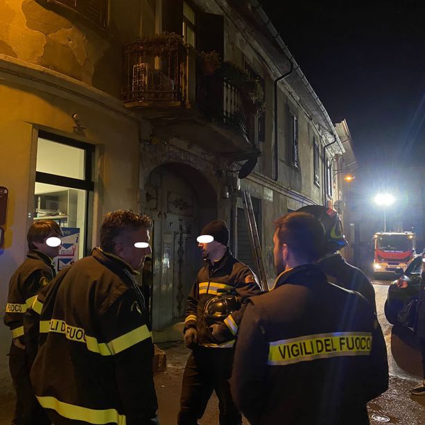 VIDEO. Camion dei rifiuti urta balcone, vigili del fuoco in centro a Busto