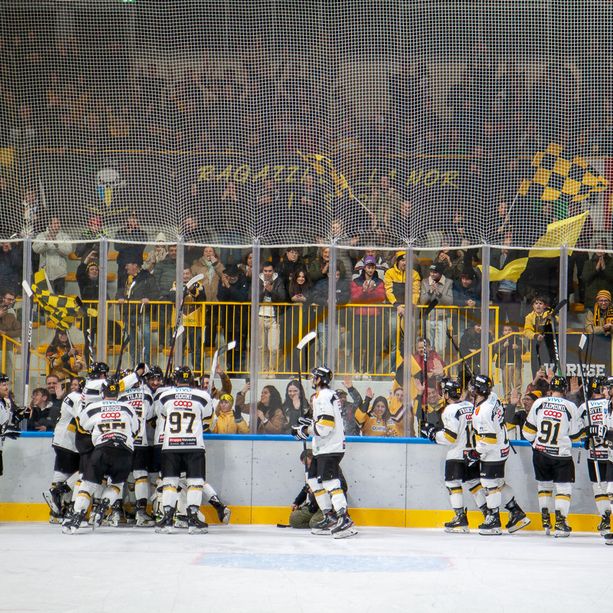 FOTO E VIDEO. Tutta Varese crede nel sogno dei Mastini: 1.100 tifosi per il 5-2 al Dobbiaco. «Torno qui dopo 40 anni ed è tutto come una volta...»