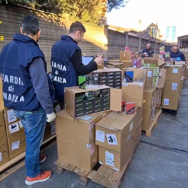 La Finanza di Varese sequestra 12 tonnellate di sigarette elettroniche cinesi altamente nocive per la salute