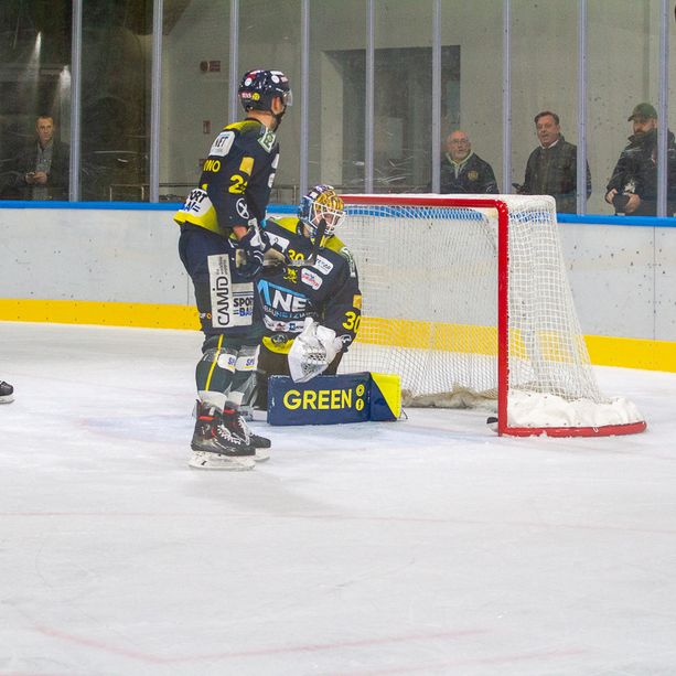 VIDEO E FOTO. Desautels alla Messi: pandemonio all'Acinque Ice Arena per il primato matematico dei Mastini