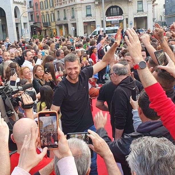 FOTO La Varese dei sogni fa il sold-out anche in piazza Monte Grappa