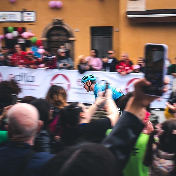 Domani il Giro d’Italia nel Varesotto: le strade chiuse, gli orari del passaggio e le modifiche alla circolazione