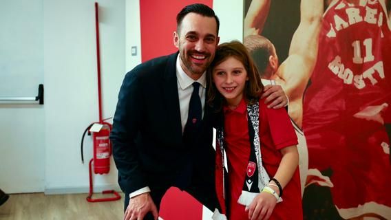 FOTO Il sogno di un piccolo grande tifoso: Riccardo invitato negli spogliatoi a festeggiare con i suoi idoli biancorossi