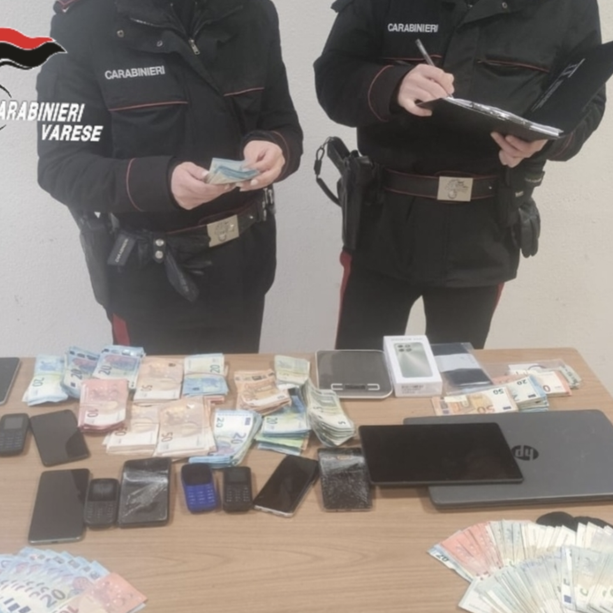 Colpo alla spaccio nei boschi del basso Varesotto: otto stranieri in manette, sequestrati armi e contanti