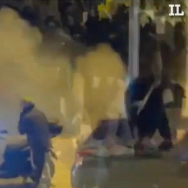 Armati di bastone e con il volto coperto: lo scontro tra gli ultras di Varese e Trieste che ha portato a sei arresti e al ferimento anche di una agente di polizia