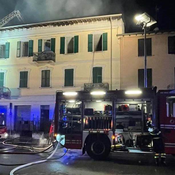 FOTOGALLERY. Edificio di tre piani a fuoco a Tradate: le immagini dei vigili del fuoco al lavoro