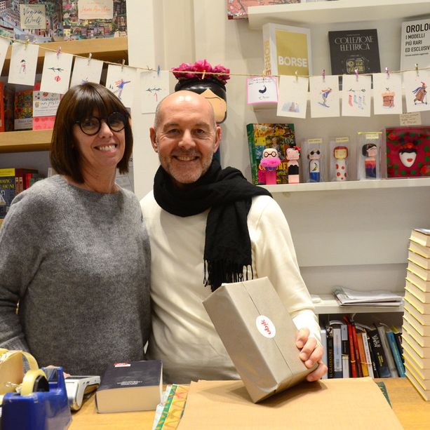 VARESE DALLA VETRINA/35. Alla Ubik, dove l'amore per i libri è di casa: «I varesini amano leggere ancora. E per Natale vi suggeriamo...»