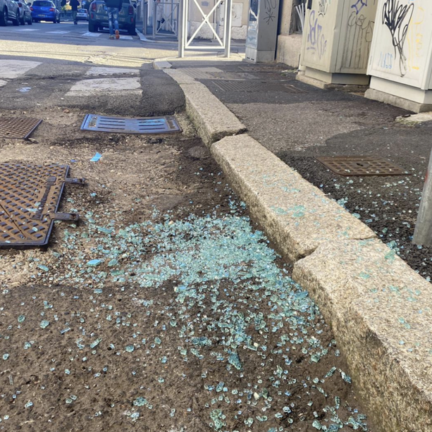 Raid in centro a Varese: venti auto con i finestrini sfondati