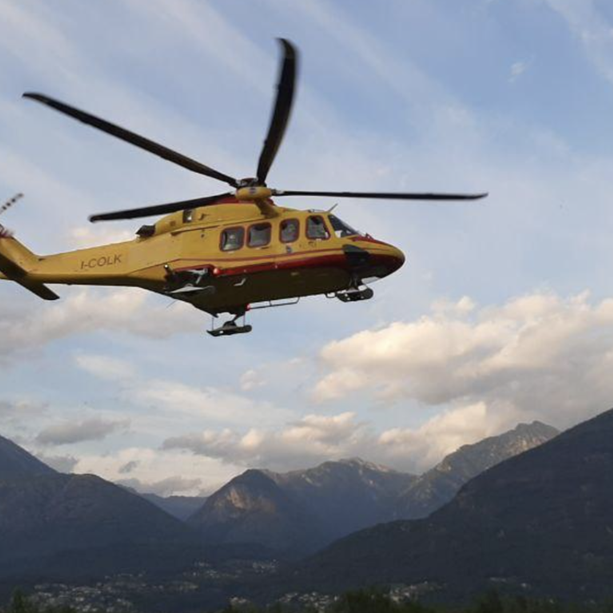 Scontro tra auto sulla Provinciale a Cadegliano Viconago: due feriti, elisoccorso in volo