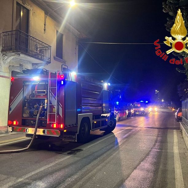 Tradate, in fiamme il tetto di un'abitazione: ferito lievemente un vigile del fuoco