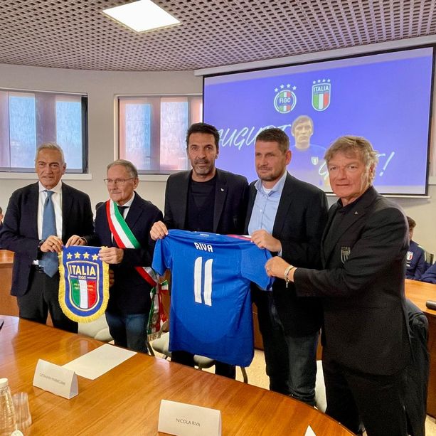 FOTO Buffon, Antognoni e Gravina: la FIGC a Leggiuno per un compleanno speciale. «Gigi Riva è per sempre»