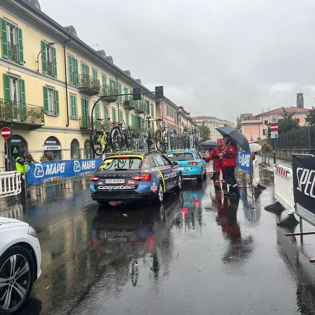 103ª TRE VALLI IN DIRETTA. Il gruppo si ferma sul traguardo in via Sacco: Tre Valli sospesa