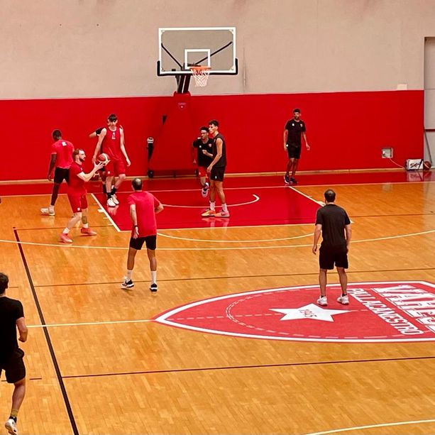 FOTO &amp; VIDEO Difesa, rimbalzi e contropiede: Openjobmetis al lavoro al Campus. Le parole di Mannion e coach Mandole