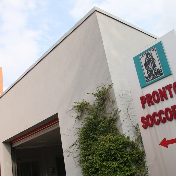 Non ce l'ha fatta il 45enne precipitato dal tetto a Besnate