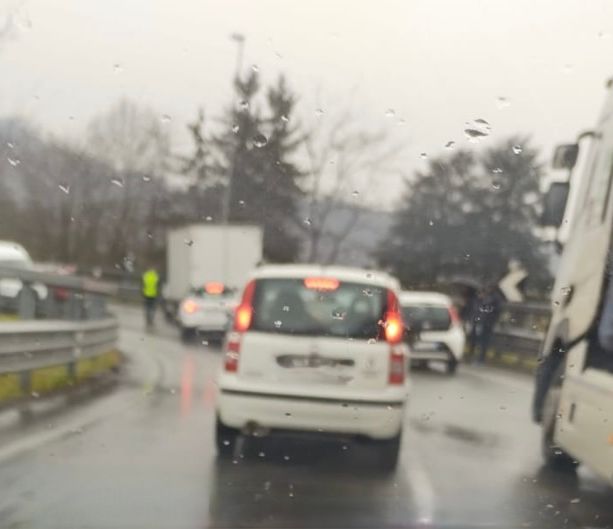 Varese, incidente sulla strada per il Ponte di Vedano: traffico in tilt