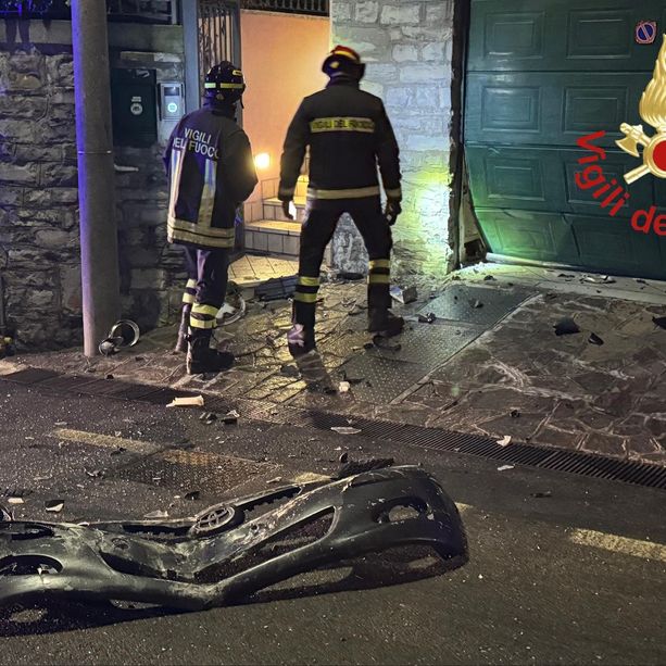 FOTO. Auto contro un muro a Como: un ragazzo di nemmeno 20 anni trasportato in gravi condizioni al Circolo di Varese