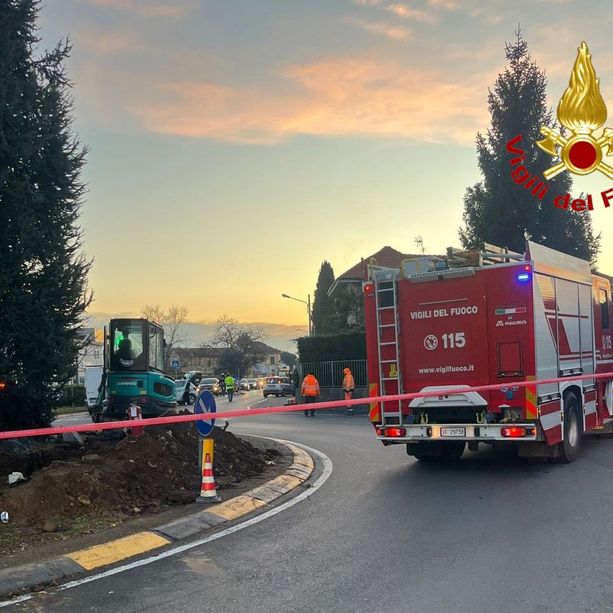 FOTO. Conduttura rotta durante dei lavori di scavo: fuga di gas e palazzo evacuato a Samarate