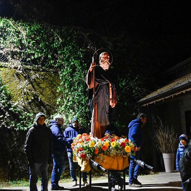 LA DIRETTA. Il falò di Sant'Antonio scalda la notte gelida di Varese. Accese le fiaccole, parte la processione
