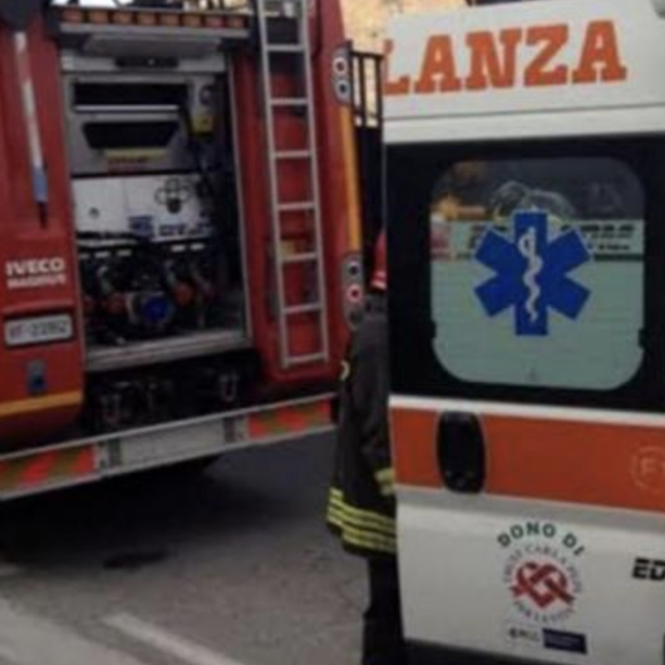 Incendio in via Rainoldi a Varese: condominio evacuato e una persona intossicata