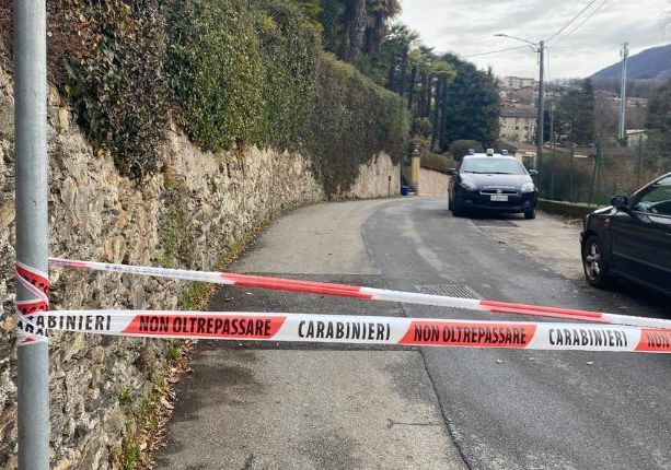 Cadavere nel bosco, giallo a Luino. Indagano i carabinieri