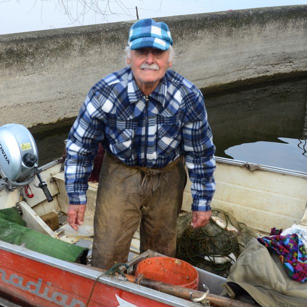 LA STORIA. Una mattina con il Negus, l'ultimo dei pescatori: «Il lago è la mia vita, quando morirò voglio che le mie ceneri finiscano qui. Che tristezza vederlo senza barche»