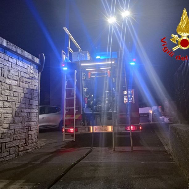 FOTO. Serata di fuoco nel Luinese, in fiamme il tetto di un'abitazione di due piani