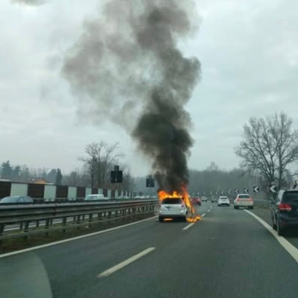 Ancora tutti in fila sull'Autolaghi: incidente con auto in fiamme tra Cavaria e Castronno, tre chilometri di coda verso Varese