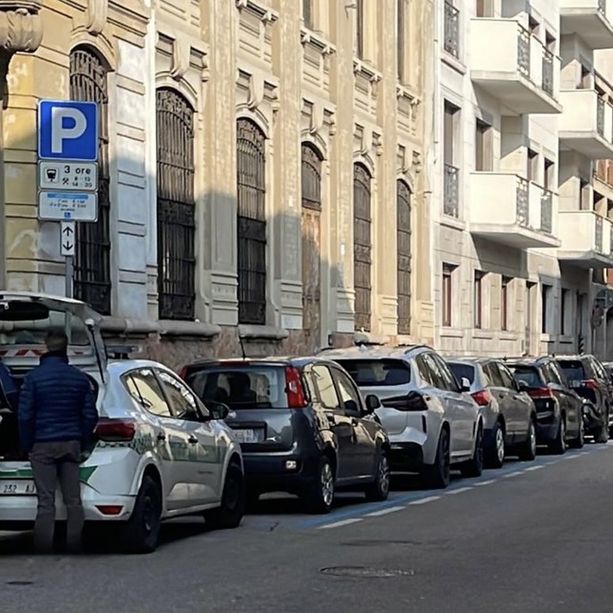 Varese, pedone investito da un'auto: ambulanza in azione in via Cavour