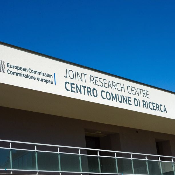 Drone sul Jrc di Ispra, il mistero continua. La Ue: «Nessuna violazione della no fly zone». Ma la Procura di Milano indaga: «Sei passaggi in cinque giorni»