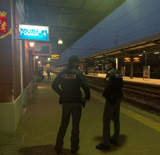 Aggredisce un agente della polizia ferroviaria con uno schiaffo davanti alla stazione a Varese: manette e daspo