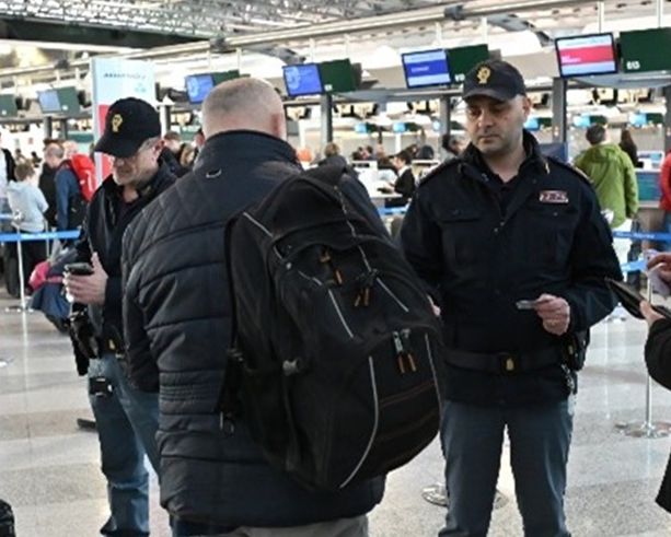 Derubano una turista qatariota a Malpensa e fuggono sull'A8 in taxi: in manette un francese e un egiziano
