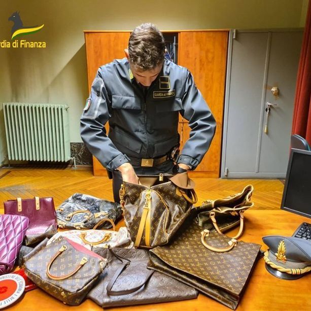Contabile infedele &quot;prelevava&quot; i soldi dai conti delle aziende per fare la bella vita: arrestata