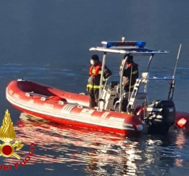 Gavirate, trovata senza vita nel lago la donna di 79 anni scomparsa ieri sera