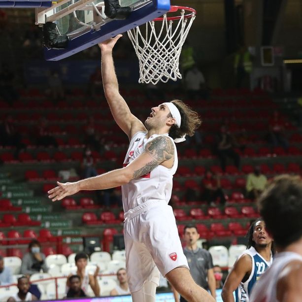 La Fortitudo oscura il sole, ma non fa i conti con le stelle. E il cielo di Varese ne è pieno