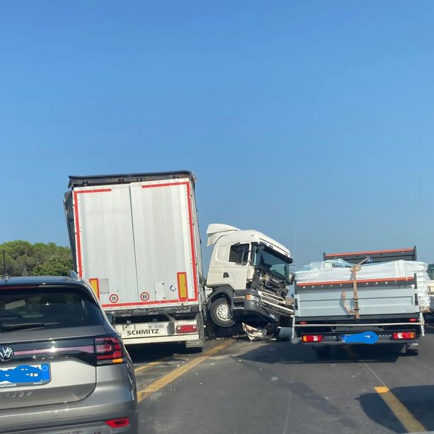 FOTO. Camion sfonda il guardrail, traffico nel caos sull'Autostrada dei Laghi: 8 chilometri di coda tra Busto e Lainate