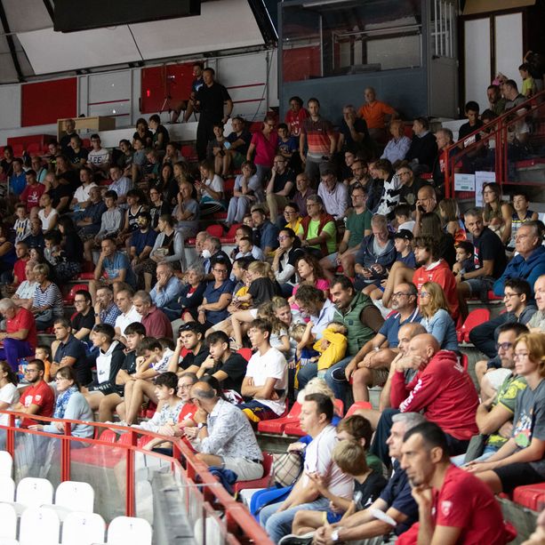 FOTOGALLERY L'abbraccio della gente al primo allenamento a porte aperte della Pallacanestro Varese