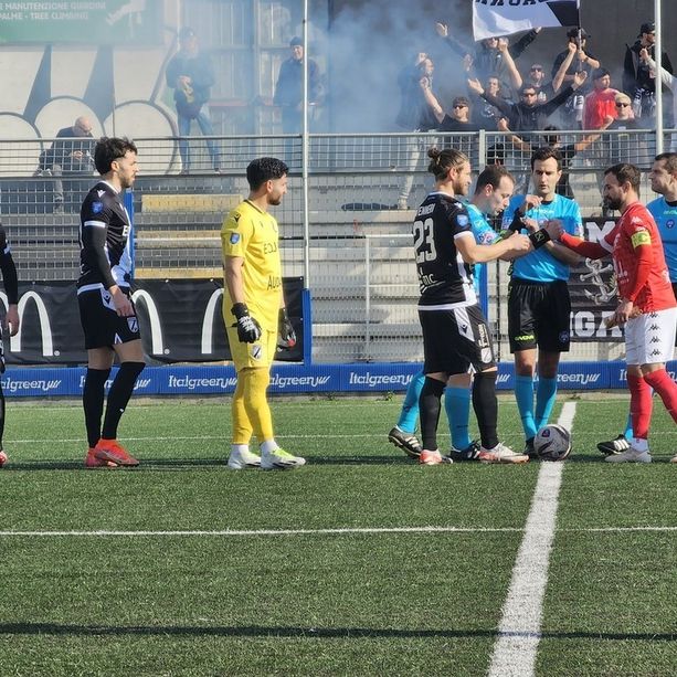 Biancorossi in formato Franco Ossola, cioè maxi: coraggio e gol, Varese prima squadra ad espugnare Albenga (3-1)