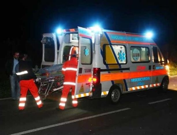 Scontro tra un'auto e una moto a Morazzone, due ventenni finiscono al pronto soccorso