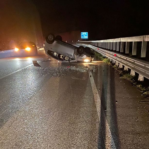 FOTO. Finisce fuori strada con l'auto e si ribalta. Paura ad Arcisate per un 19enne