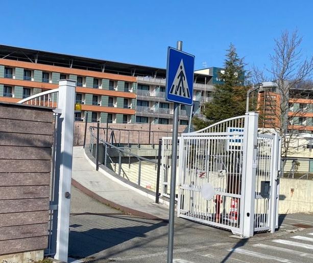 Varese, incendio in un albergo in via Albani. Vigili del fuoco in azione