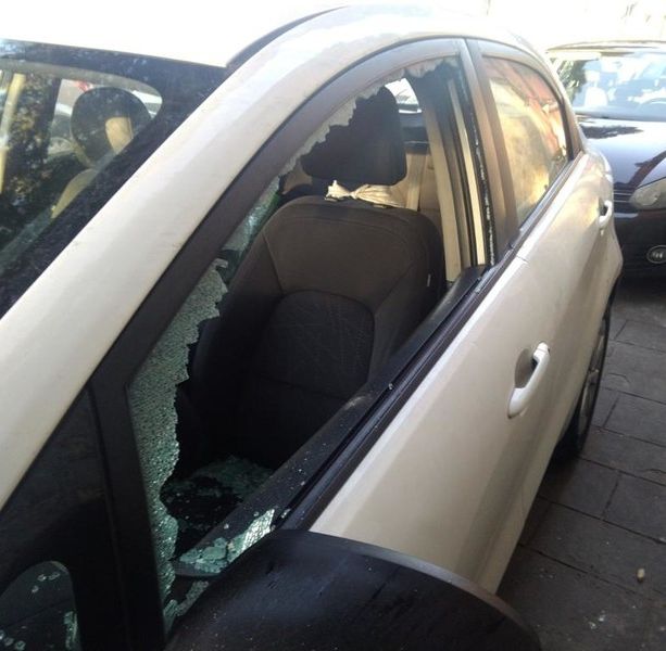 Rompe i finestrini per rubare dentro due auto parcheggiate in via Sanvito Silvestro: arrestato a Varese un 53enne
