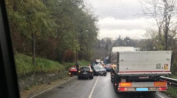 Incidente alla Folla di Malnate, coinvolte due persone. Traffico in tilt